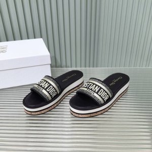 Dior 迪奥 25春夏新款 Ivieta Dway 松糕厚座一字拖Cd字母Logo立体刺绣厚底圆头露趾拖鞋 原版开发市面顶级版本，脚感柔软细腻，舒适度极高。