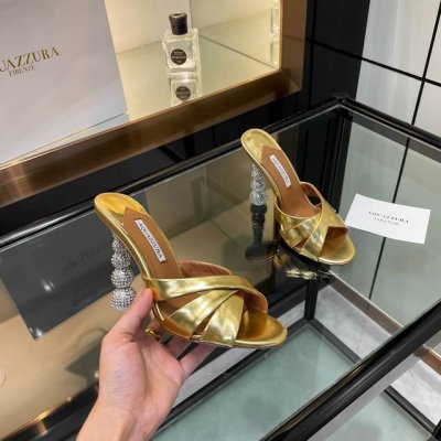 Aquazzura 2024新款拖鞋 代购品质！！！原版开发的水钻高跟拖鞋，是走秀场上的璀璨明珠。水钻熠熠生辉，如同繁星坠落人间。原版开发的独特设计，彰显着与众