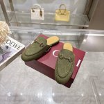 1803-1 绿G 35-41 自问世以来，拖鞋一直是Gucci系列的标志性产品。这款女士乐福鞋酒红色经典Gg帆布与拖鞋设计元素，于经典配色中绽放亮眼新意。 经
