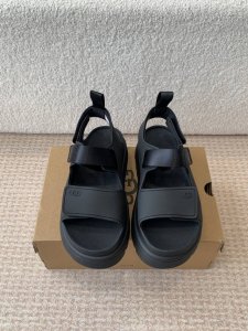 莞产Ugg 25Ss 厚底 凉鞋 可调节鞋面束带 设计方便穿脱双层高密度泡棉鞋内底 耐磨中底以及Eva外底再生聚酯纤维滚边 舒适厚底 轻巧不厚重 经典金星系列