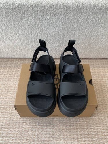 莞产Ugg 25Ss 厚底 凉鞋 可调节鞋面束带 设计方便穿脱双层高密度泡棉鞋内底 耐磨中底以及Eva外底再生聚酯纤维滚边 舒适厚底 轻巧不厚重 经典金星系列