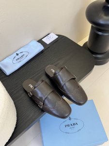 半拖 Prada 25ss 普拉达走秀款复古 双扣 半拖鞋单鞋 乐福鞋爆款！走秀款 复古感时髦满满 随意百搭 时尚休闲 独到味道人人都爱也轻松驾驭 每年都会爆.