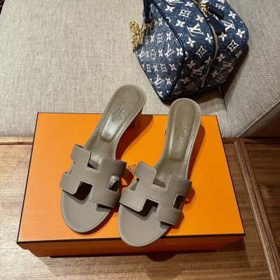 全新升级Hermes 手工H拖鞋 H家的拖鞋是品牌中最最经典之作，每年都在大同小异不断升级，我们跟随专柜，不断升级，不断优化，不断更新，执着于专注全手工缝制 进