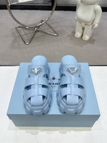 出厂价P P290，2025独家版本 超火爆 Prada普拉达三角扣锯齿罗马厚底橡胶发泡超轻凉鞋 复古时髦前卫，鞋面完美还原原版工艺，让整双鞋轻便舒适，满满的渡
