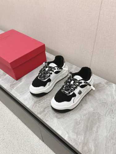 valentino华伦天奴 new arrival～ V家厚底运动鞋 鞋面：进口定制牛皮羊羔毛搭配 大底：tpu材质大底质感拉满！ 内里：羊羔毛内里 上脚真的超