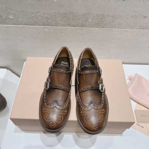 出厂 独家顶级 miumiu缪缪2024春夏新款英伦风系带乐福鞋MiuMiu秀场适当“邋遢”来自Miu Miu系列的细节特写 NewBalance530以双色鞋
