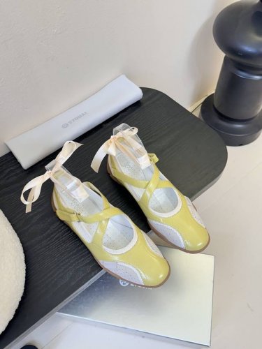 27Quai 小众潮牌 25Ss春夏新款 走秀款德训鞋 设计理念源于拳击靴和芭蕾舞鞋两者的结合 动感而柔美 体现了纯正的运动元素和混合的魅力 从柔和的粉彩到运动
