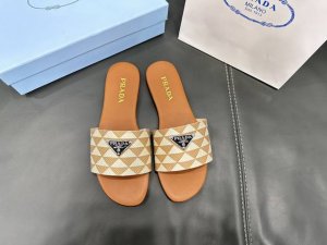 橙子出厂价 Prada 普拉达春夏新款 复古刺绣平底拖鞋 一字带拖鞋 沙滩凉拖 码数：35-42