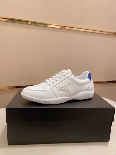 普拉达 官网最新款休闲时尚男鞋 爆款版型简洁大气 潮男专属.独有的官网最新品牌元素元素原版装饰 时尚又大方 面料原版牛皮透气内里 官网指定耐磨休闲大底 专柜经典
