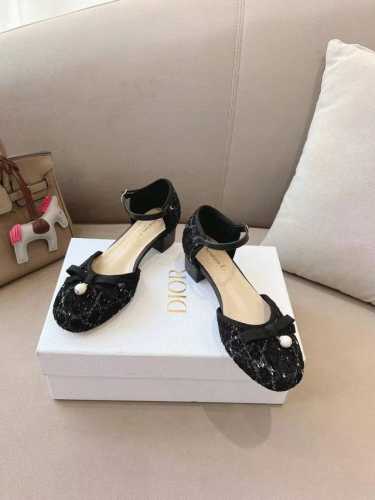 dior 芭蕾鞋是二零二五早春系列新品，融入 Dior 高订元素重新诠释经典图案。采用黑色绗缝牛皮革精心制作，饰以藤格纹图案，正面饰以精美的罗缎蝴蝶结，点缀以灵