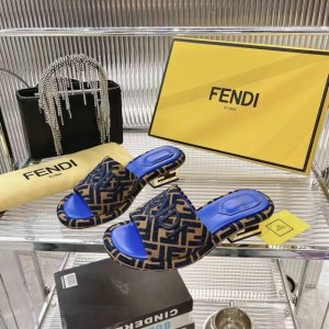 工厂p价 女装女鞋 运动原单新款Fendi芬迪家的水台拖鞋全新上线，这波新品简直杀疯了每年必火的Ff拖，今年又玩出新花样，新加入的水台设计，直接美到失语。脚感舒