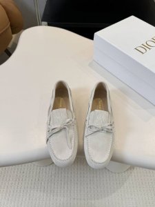 这款 Miss Dior Street乐福鞋来自Miss Dior限定系列，重新诠释Dior主打单品，彰显现代优雅气质。灰色绒面牛皮革鞋面，鞋舌饰以Miss D