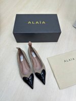 系列平底 单鞋 平底Alaia 拖鞋来自巴黎 一见倾心 驼色配黑高级 经典 阿莱娅还有另外性感的一面 配上不同款式，不同风格都能轻松驾驭，无论牛仔裤，西装裤，还