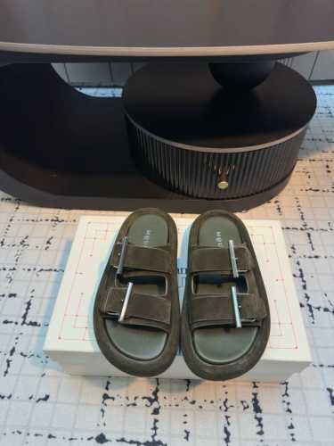 alexander Mcqueen 麦昆 25Ss早春新款增高厚底搭扣拖鞋 搭配利落年轻的设计 舒适百搭的同时也具备出色的耐用性 融合了时尚与舒适的完美平衡高雅