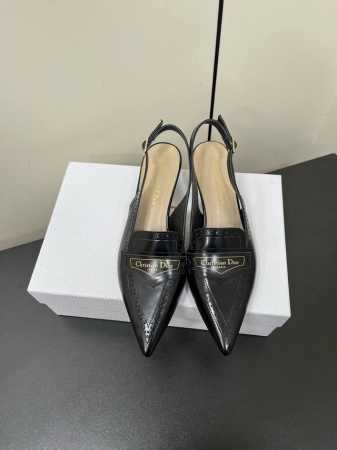 P38070Ss早春新款Dior Boy露跟高跟鞋一圈带冲孔布洛克风格尖头凉鞋一字扣带镂空雕花包头小矮跟凉鞋 这款Dior Boy 露跟高跟鞋以高雅风格重新演绎 - 点击图像关闭