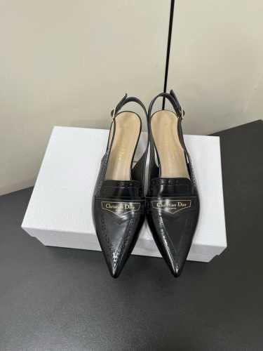 P38070Ss早春新款Dior Boy露跟高跟鞋一圈带冲孔布洛克风格尖头凉鞋一字扣带镂空雕花包头小矮跟凉鞋 这款Dior Boy 露跟高跟鞋以高雅风格重新演绎