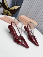 工厂 新款新品 Miu Miu 全新超美装饰搭配,时尚淑女气质十足 双色拼接 又不乏美艳色彩,外侧附带弹力象巾 上脚非常方便意大利引进的原版楦头是最新楦、出来形