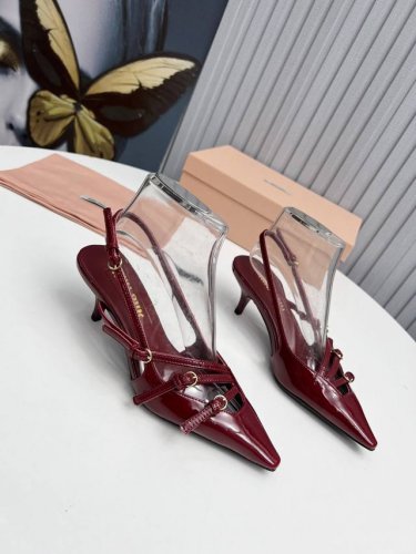 工厂 新款新品 Miu Miu 全新超美装饰搭配,时尚淑女气质十足 双色拼接 又不乏美艳色彩,外侧附带弹力象巾 上脚非常方便意大利引进的原版楦头是最新楦、出来形