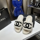 橙子出厂价 CHANEL 香奈儿 秋冬新款 双C毛毛拖鞋 秋冬宝藏时髦单品 定制加厚双层高密毛毛 纯手工缝合 穿上她可爱温暖大牌感面面俱到 经典中的经典 材质：