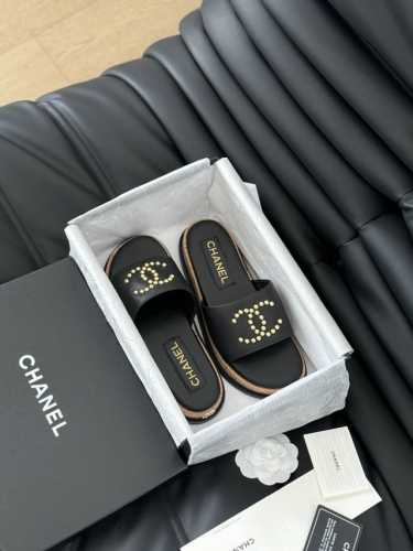 布 皮 Chanel 25C春夏新品双C拖鞋 拖鞋的狂热爱好者又来了 可以承包你一整个夏天的时髦 经典菱格双C元素设计 浓浓的中古典雅气息 搭配任何风格都很赞