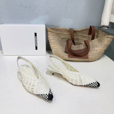 高品质出厂 ！小众潮牌 Jacquemus 25春夏新款超重工手工编织拼色尖头小猫跟后空凉鞋！简易拼色的编织 新颖时尚大方，性感不失优雅，很显脚部线条，附有骨感