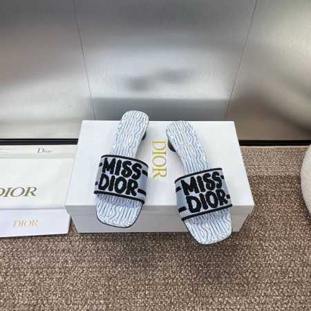 工厂价p平底 高跟 迪奥 Dior 2024 新元素miss Dior 春夏新款一字拖拼色女鞋 Cd字母logo立体刺绣圆柱跟凉鞋 方头粗跟果冻色露趾拖鞋 市面 - 点击图像关闭