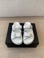 拖鞋 凉鞋CHANEL 25ss 春夏沙滩拖鞋 凉鞋 系列 香奈儿 国内国外专柜断货王，找遍国内专柜心心念念终于到手第一眼开箱看到实物让我太惊讶了，太喜欢了呼吁