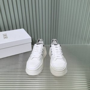 厚底款 Dior 迪奥25春夏意Star 运动鞋为经典单品，经久不衰的设计别具一格。采用白色网眼织物精心制作，侧面饰以黑色 Cd 标志和星星图案，鞋舌点缀以 C