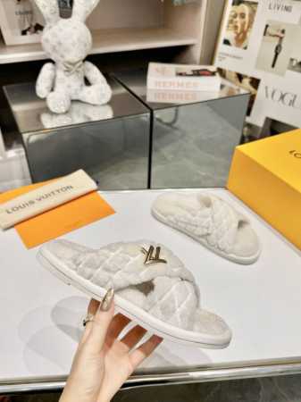 LV Bliss Comfort凉拖取材蓬松羊毛皮革，为交叉鞋带刺绣经典Malletage图案，致意品牌传统硬箱内衬设计。LVTwist装饰彰显潮流风范，轻质橡 - 点击图像关闭