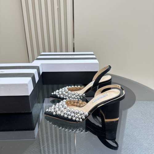 Aquazzura 2024新款凉鞋 代购品质！！！这双尖头粗高跟手工订珠装饰走秀凉鞋，简直是艺术品般的存在！尖头的造型，勾勒出迷人的线条，尽显女性魅力。粗高跟
