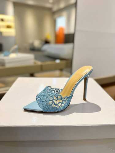 Gianvito rossi 2024 经典款尖头电绣高跟鞋，它的出现就像夜空中最璀璨的星辰。经典的款式，永恒的魅力，电绣的图案更是为其增添了梦幻的色彩。每一步