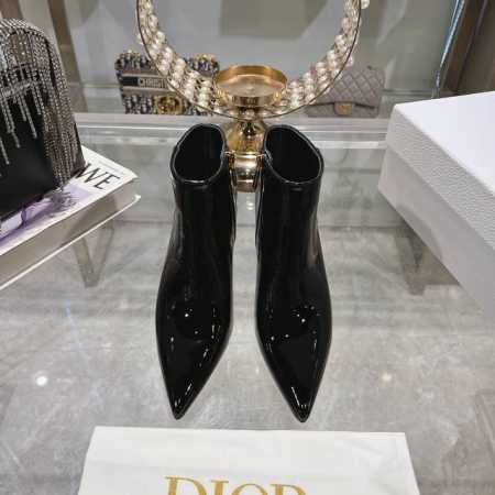 出厂 Dior.迪奥 靴子系列新款火热上场，上脚舒服，女人味十足 CD明星同款时尚尖头珍珠短靴 赋予这款鞋履舒适感与独特气质。 面料：软牛漆 羊绒 内里 垫脚： - 点击图像关闭