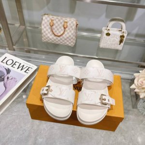louis Vuitton驴家春夏新款拖鞋重磅推荐1:1高级定制，极致舒适船拖，面料:牛皮，内里羊皮，5色可选黑，米白，玫红，金色，银色.35-45出厂价P