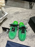 Prada 普拉达春夏秀款薄底德训鞋半拖女 25ss秀款出境率最高的单品 鞋面麂皮有肌理感，内里羊皮包裹，软软糯糯的 鞋垫加厚小羊皮，踩上去无比舒适，有支撑感，