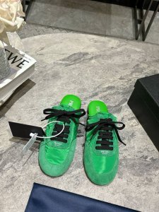 Prada 普拉达春夏秀款薄底德训鞋半拖女 25ss秀款出境率最高的单品 鞋面麂皮有肌理感，内里羊皮包裹，软软糯糯的 鞋垫加厚小羊皮，踩上去无比舒适，有支撑感，