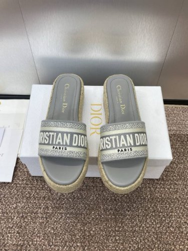 dior 迪奥 2025春夏新款 Ivieta Dway 果冻色厚底拼色女拖鞋 cd字母Logo立体刺绣草编坡跟圆头露趾拖鞋 鞋面 进口酒椰草 进口电绣高温水溶