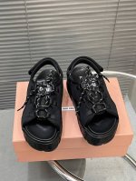 出厂 Miumiu缪缪秋冬新款厚底凉鞋 缪缪新款今年设计师快挂啦！好好看，不仅增高，底也不沉，这款鞋子强烈推荐上脚，也太好穿了吧，鞋带上还有Miu Miu Lo