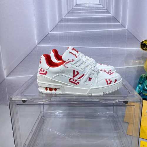 顶级版:530 路易威登走秀滑板鞋爆款， Louis Vuitton Trainer无疑是奢侈品牌推出的最成功的Sneaker之一，不过探索的脚步并不会停，Lo