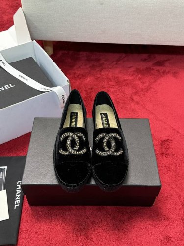 厂价 CHANEL专柜同步上新针织毛线 百搭、上脚大气 坚持版型与正品一致 面料：特殊针织羊毛毛线 柔软、保暖 内里： A级进口 绵羊皮内里、超柔软绵羊垫脚 大