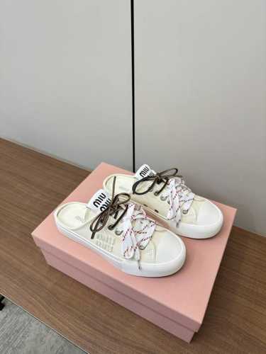顶级版本 Miumiu｜ 缪缪2025新品刺绣帆布鞋 拖鞋 顶级原版面料质感满满，搭配经典字母刺绣，刺绣Logog立体饱满，瞬间点亮整体造型，辨识度Up！Ip超