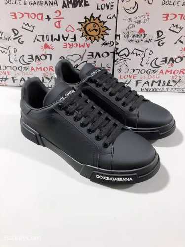 D0LCE & GABBANA 今年的主打款式 没有之一 超火超帅气的休闲鞋此款传承了D家一贯有点浮夸而不失时尚的风格 精湛的做工 众多人至爱采用丝绸牛皮，完美