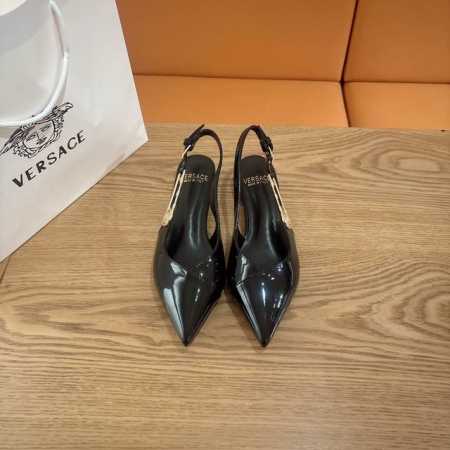 VERSACE 范思哲新款 美杜莎别针扣小粗跟后空凉鞋 鞋头尖头设计美杜莎女王专属LOGO纤巧利落的造型，衬显双脚更加秀美、骨感，同时又散发着浓郁时尚气 - 点击图像关闭