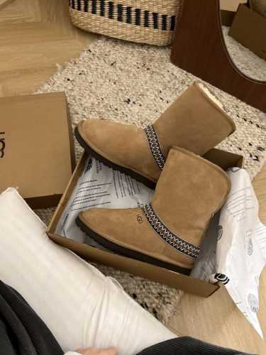 正码 UGG 2024专柜最新 新月款25 鞋面设计：鞋面采用优质牛皮。 鞋内里材质：采用羊皮毛一体，质感细腻，舒适亲肤。 舒适轻盈，自在出街，舒适的Tread