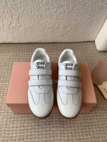 MiuMiu 24ss 秋冬新款 魔术贴 情侣 德训鞋 复古休闲鞋 最新款德训小白鞋，在找小白鞋还要复古的还要舒适的 还要那种德训鞋的可以看过来了 秋冬火爆款休