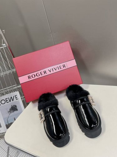 Roger Vivier 秒杀市场版本 今年最美的雪地靴！太懂女人心思了，侧钻扣的细节十分精致，水晶方扣饰扣羊毛边漆皮裸靴， 第一眼就爱上 亮亮面皮内里带羊羔毛