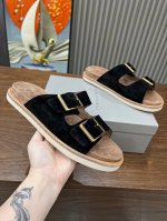 BrunelloCucinelli 。B C情侣款男女增高鞋上新款了。面料：进口牛绒。内里进口牛绒，原版扣，纯铜珠链，上脚美观大方，百分百原版开发。原版包装，男
