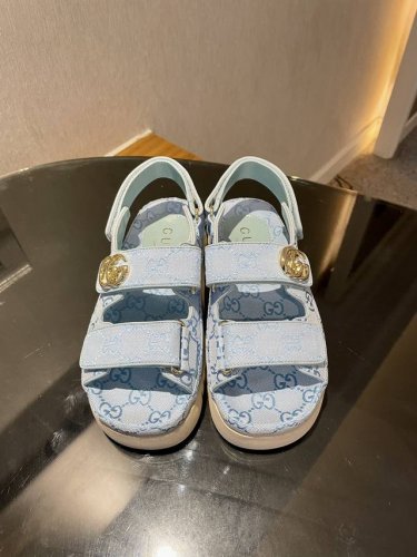 2025夏季新款Gucci早春系列，双Gg经典老花布沙滩凉鞋顶级，原版1:1复刻，毎个细节皆经过精心打磨细腻制作 Gucci 现代设计美学探索独特匠心之路，巧妙