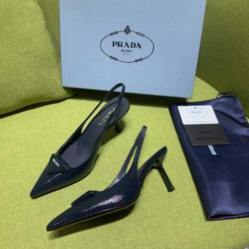 新色prada 普拉达Ss春夏新品 Saffiano漆皮吊带高跟鞋 闪亮登场 小红书各大博主推荐，1-1开发 这款精致的皮革凉鞋兼具时尚优雅格调和极简风格。修长