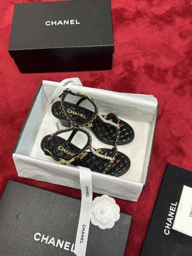 厂价 P420 * 24P早秋最爆凉拖鞋 专柜简直疯抢了，各大社交平台热门晒图，这期的走秀款绝对太帅了，绝对是这一季最热门的款式，专柜仙女们真的太识货了，不卡脚