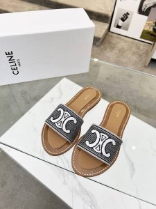 celine 赛琳 2025春夏新品半拖鞋鞋面采用原版刺绣工艺，大底原版上层真皮底下层生胶组合，质感非凡上脚超级好看 码数35-42 41.42定做不退换
